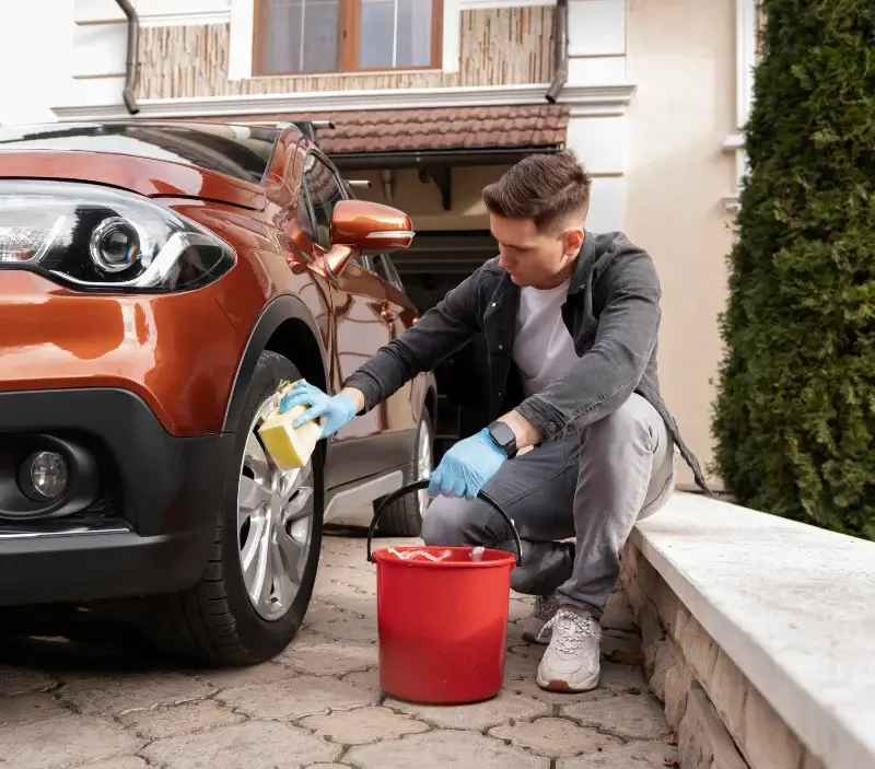 Lavage auto à domicile Fouquereuil : professionnel intervenant sur un véhicule
